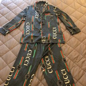 Sleep in style. Pajama set.